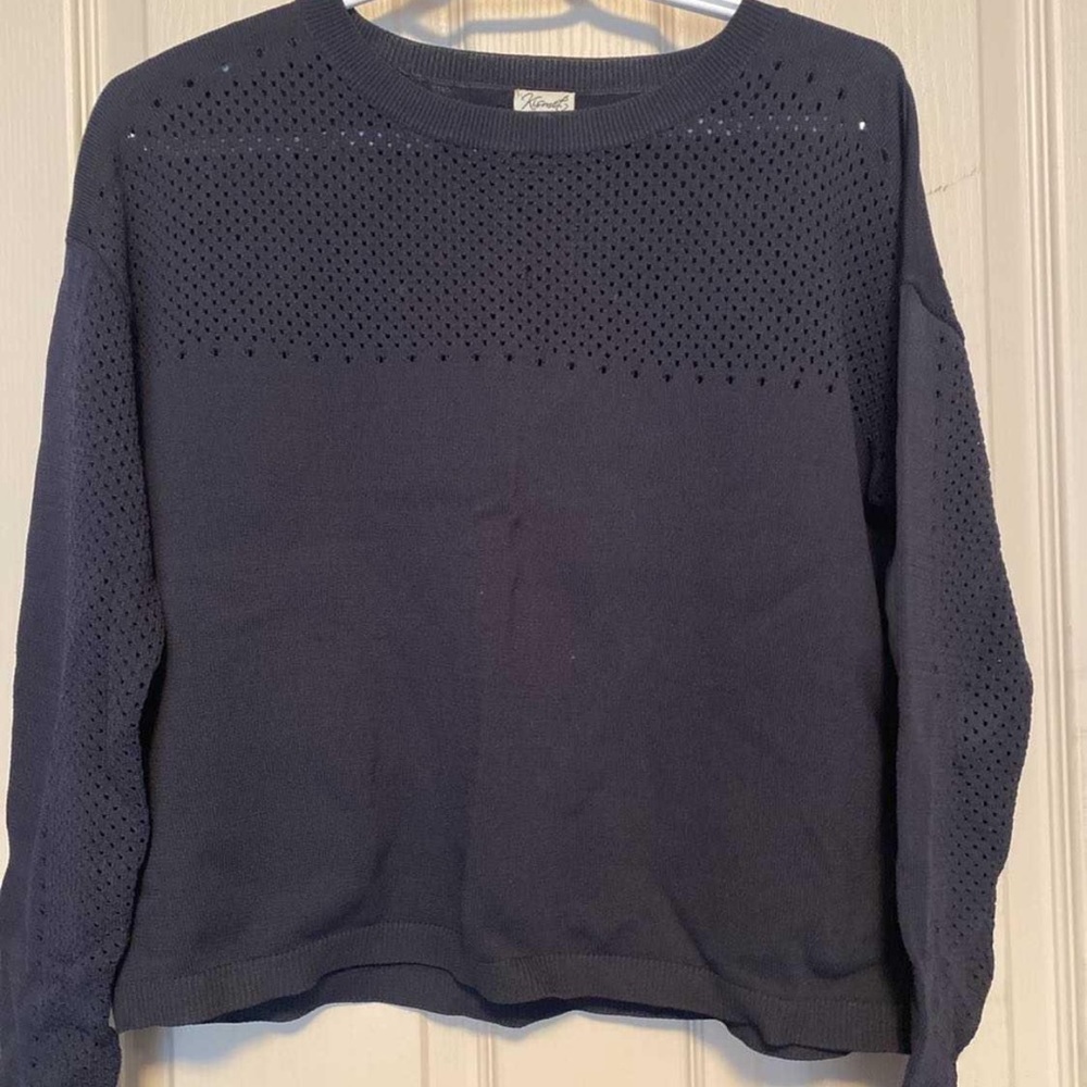 Medium crop sweater like new